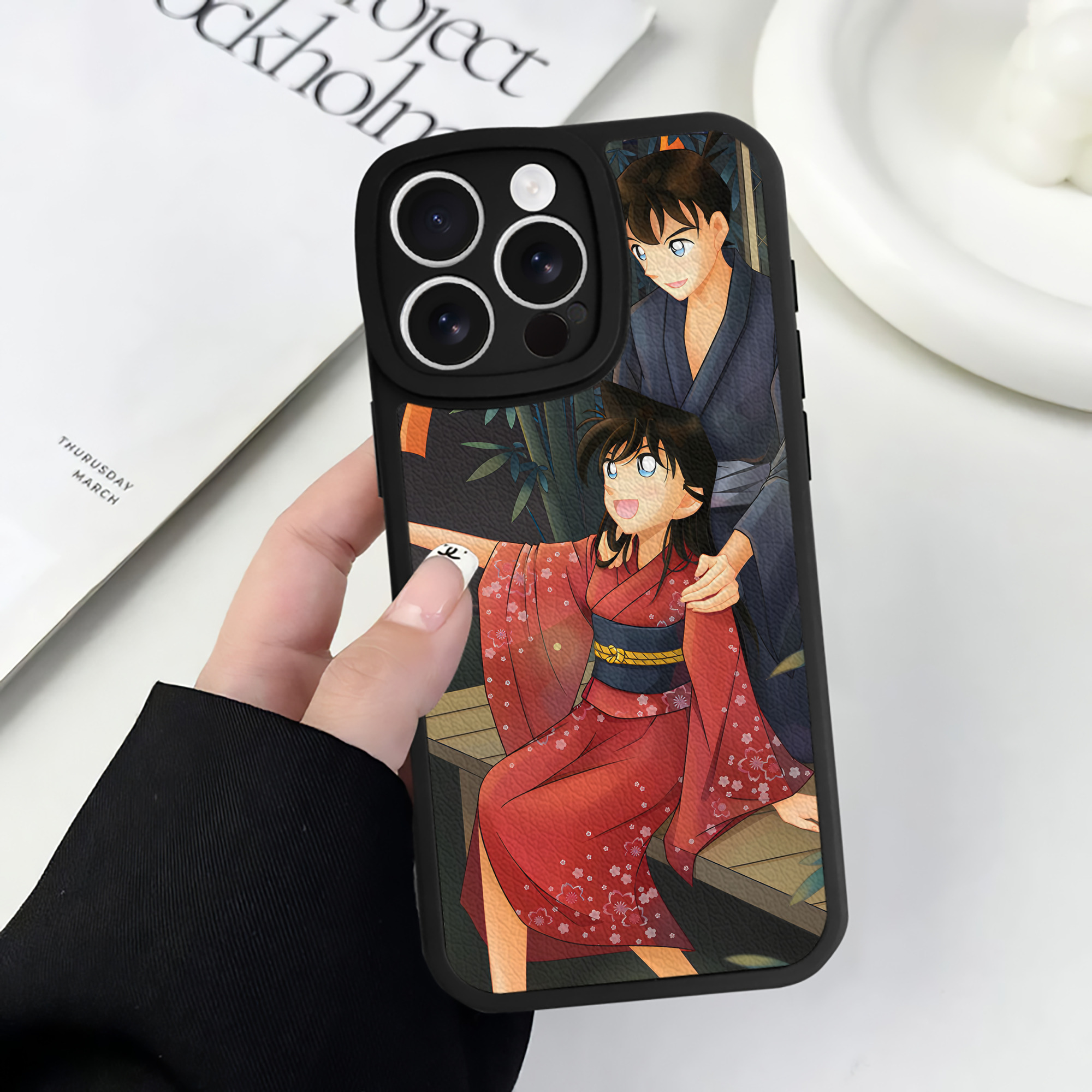 （画像用） 名探偵コナン Detective Conan 【iPhone 16シリーズ対応】シリコンスマホケース（レザー調） 材質：シリコン